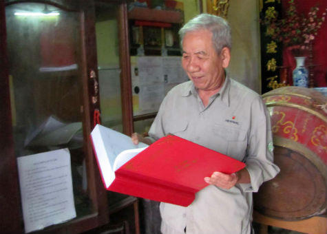 Tặng sách pháp luật cho các dòng họ